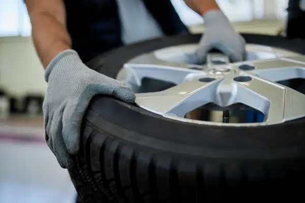 <a href="https://www.freepik.com/free-photo/closeup-mechanic-working-with-car-tire-auto-repair-shop_26400152.htm#query=spooring%20and%20balancing%20tire&position=5&from_view=search&track=ais">Image by Drazen Zigic</a> on Freepik